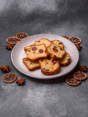 Noel kutlaması için meyveli kek, pasta ve kirazlı tatlı, erik ve kuru üzüm. Tasarımınız için gıda arkaplanı olarak meyveli turta.