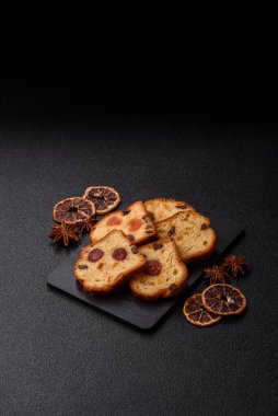 Noel kutlaması için meyveli kek, pasta ve kirazlı tatlı, erik ve kuru üzüm. Tasarımınız için gıda arkaplanı olarak meyveli turta.