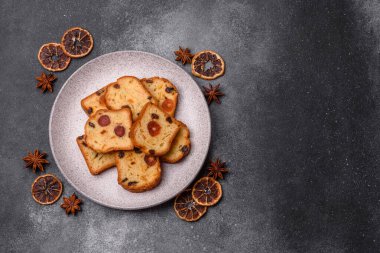 Noel kutlaması için meyveli kek, pasta ve kirazlı tatlı, erik ve kuru üzüm. Tasarımınız için gıda arkaplanı olarak meyveli turta.