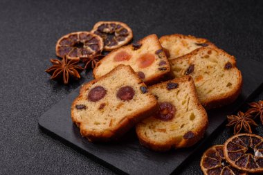 Noel kutlaması için meyveli kek, pasta ve kirazlı tatlı, erik ve kuru üzüm. Tasarımınız için gıda arkaplanı olarak meyveli turta.