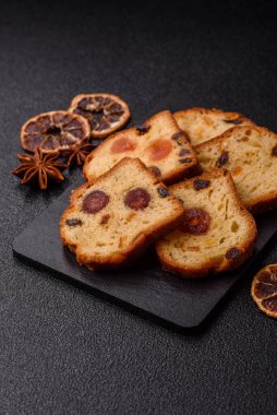 Noel kutlaması için meyveli kek, pasta ve kirazlı tatlı, erik ve kuru üzüm. Tasarımınız için gıda arkaplanı olarak meyveli turta.