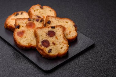 Noel kutlaması için meyveli kek, pasta ve kirazlı tatlı, erik ve kuru üzüm. Tasarımınız için gıda arkaplanı olarak meyveli turta.