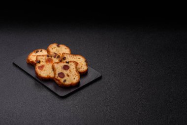 Noel kutlaması için meyveli kek, pasta ve kirazlı tatlı, erik ve kuru üzüm. Tasarımınız için gıda arkaplanı olarak meyveli turta.