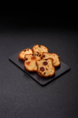 Noel kutlaması için meyveli kek, pasta ve kirazlı tatlı, erik ve kuru üzüm. Tasarımınız için gıda arkaplanı olarak meyveli turta.