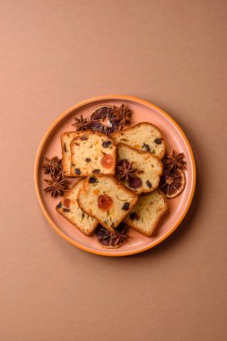 Noel kutlaması için meyveli kek, pasta ve kirazlı tatlı, erik ve kuru üzüm. Tasarımınız için gıda arkaplanı olarak meyveli turta.