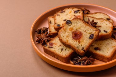 Noel kutlaması için meyveli kek, pasta ve kirazlı tatlı, erik ve kuru üzüm. Tasarımınız için gıda arkaplanı olarak meyveli turta.