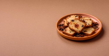 Noel kutlaması için meyveli kek, pasta ve kirazlı tatlı, erik ve kuru üzüm. Tasarımınız için gıda arkaplanı olarak meyveli turta.