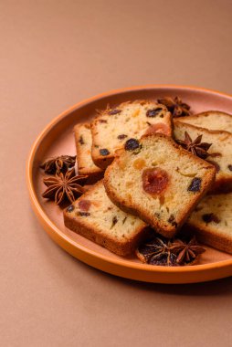 Noel kutlaması için meyveli kek, pasta ve kirazlı tatlı, erik ve kuru üzüm. Tasarımınız için gıda arkaplanı olarak meyveli turta.