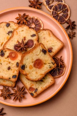 Noel kutlaması için meyveli kek, pasta ve kirazlı tatlı, erik ve kuru üzüm. Tasarımınız için gıda arkaplanı olarak meyveli turta.