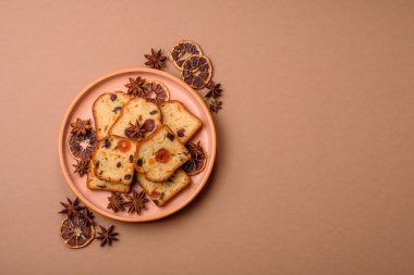 Noel kutlaması için meyveli kek, pasta ve kirazlı tatlı, erik ve kuru üzüm. Tasarımınız için gıda arkaplanı olarak meyveli turta.