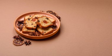 Noel kutlaması için meyveli kek, pasta ve kirazlı tatlı, erik ve kuru üzüm. Tasarımınız için gıda arkaplanı olarak meyveli turta.