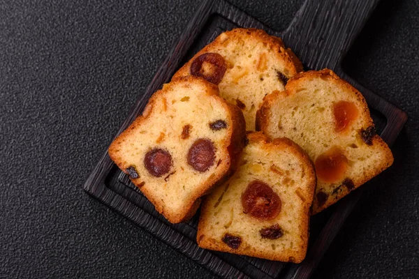 Noel kutlaması için meyveli kek, pasta ve kirazlı tatlı, erik ve kuru üzüm. Tasarımınız için gıda arkaplanı olarak meyveli turta.