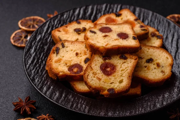 Noel kutlaması için meyveli kek, pasta ve kirazlı tatlı, erik ve kuru üzüm. Tasarımınız için gıda arkaplanı olarak meyveli turta.