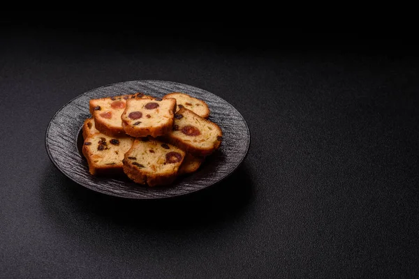 Noel kutlaması için meyveli kek, pasta ve kirazlı tatlı, erik ve kuru üzüm. Tasarımınız için gıda arkaplanı olarak meyveli turta.