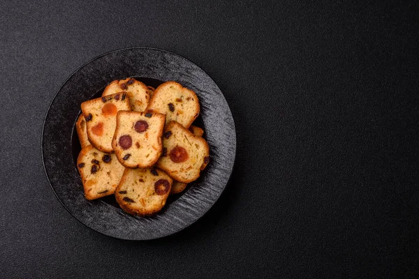 Noel kutlaması için meyveli kek, pasta ve kirazlı tatlı, erik ve kuru üzüm. Tasarımınız için gıda arkaplanı olarak meyveli turta.
