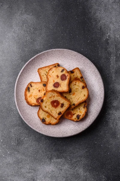 Noel kutlaması için meyveli kek, pasta ve kirazlı tatlı, erik ve kuru üzüm. Tasarımınız için gıda arkaplanı olarak meyveli turta.
