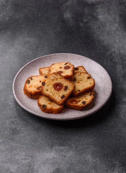 Noel kutlaması için meyveli kek, pasta ve kirazlı tatlı, erik ve kuru üzüm. Tasarımınız için gıda arkaplanı olarak meyveli turta.