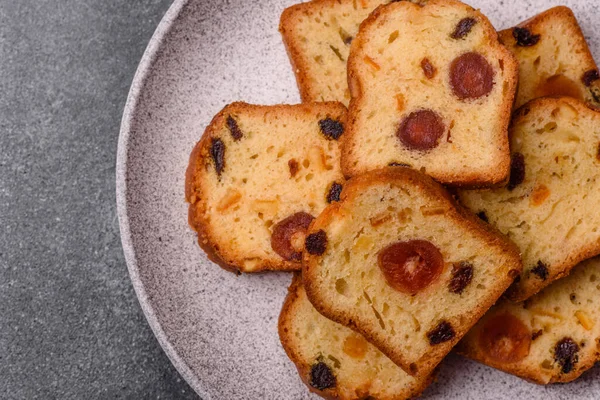 Noel kutlaması için meyveli kek, pasta ve kirazlı tatlı, erik ve kuru üzüm. Tasarımınız için gıda arkaplanı olarak meyveli turta.