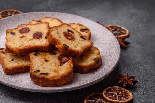 Noel kutlaması için meyveli kek, pasta ve kirazlı tatlı, erik ve kuru üzüm. Tasarımınız için gıda arkaplanı olarak meyveli turta.
