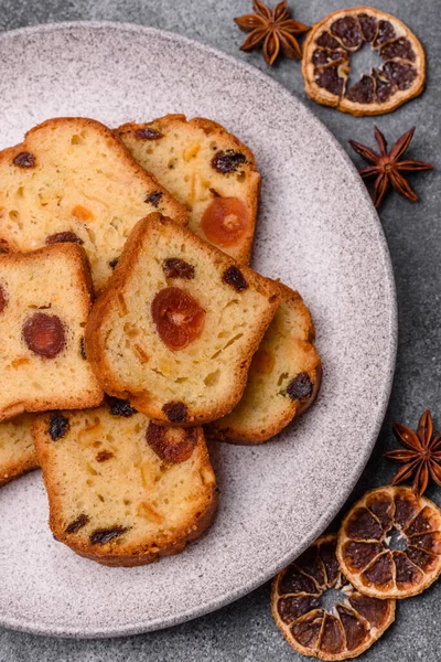 Noel kutlaması için meyveli kek, pasta ve kirazlı tatlı, erik ve kuru üzüm. Tasarımınız için gıda arkaplanı olarak meyveli turta.