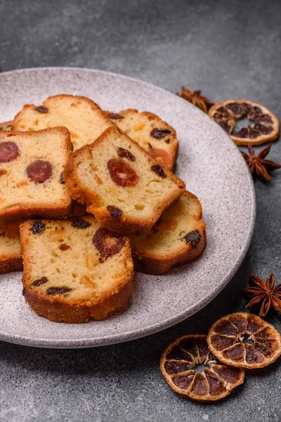 Noel kutlaması için meyveli kek, pasta ve kirazlı tatlı, erik ve kuru üzüm. Tasarımınız için gıda arkaplanı olarak meyveli turta.