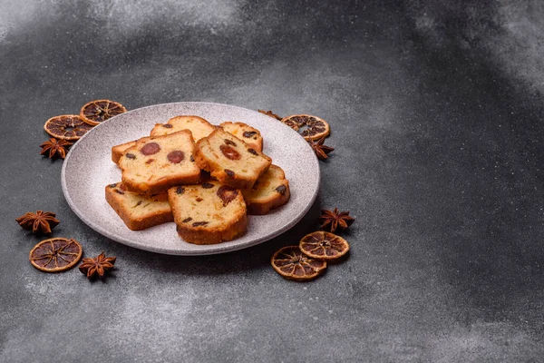 Noel kutlaması için meyveli kek, pasta ve kirazlı tatlı, erik ve kuru üzüm. Tasarımınız için gıda arkaplanı olarak meyveli turta.