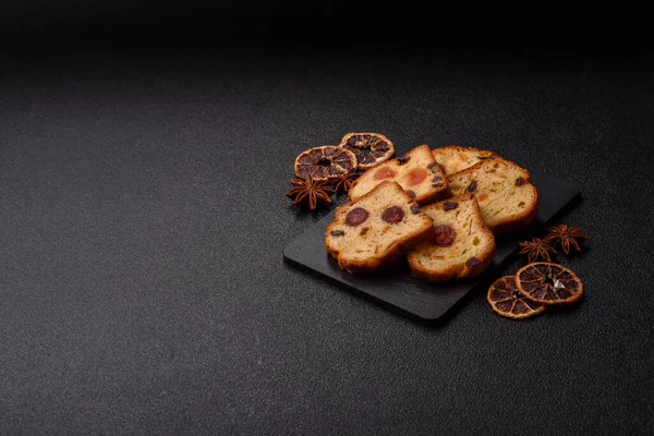 Noel kutlaması için meyveli kek, pasta ve kirazlı tatlı, erik ve kuru üzüm. Tasarımınız için gıda arkaplanı olarak meyveli turta.