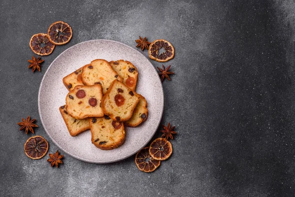 Noel kutlaması için meyveli kek, pasta ve kirazlı tatlı, erik ve kuru üzüm. Tasarımınız için gıda arkaplanı olarak meyveli turta.