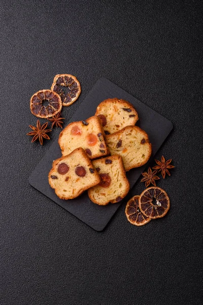 Noel kutlaması için meyveli kek, pasta ve kirazlı tatlı, erik ve kuru üzüm. Tasarımınız için gıda arkaplanı olarak meyveli turta.