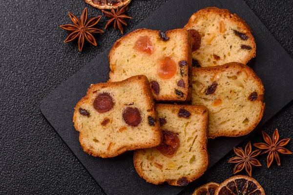 Noel kutlaması için meyveli kek, pasta ve kirazlı tatlı, erik ve kuru üzüm. Tasarımınız için gıda arkaplanı olarak meyveli turta.