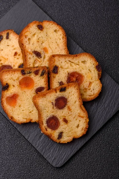 Noel kutlaması için meyveli kek, pasta ve kirazlı tatlı, erik ve kuru üzüm. Tasarımınız için gıda arkaplanı olarak meyveli turta.