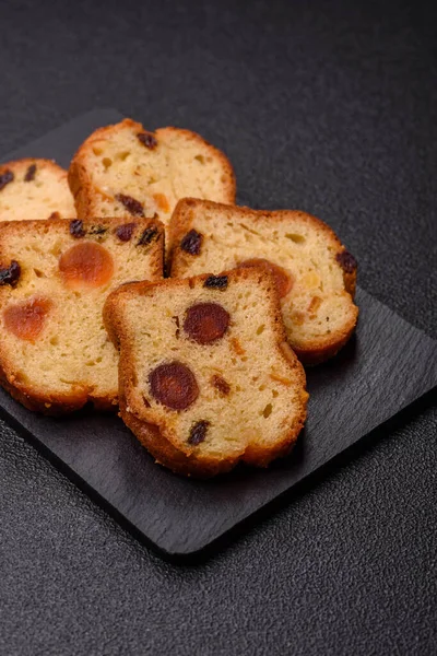 Noel kutlaması için meyveli kek, pasta ve kirazlı tatlı, erik ve kuru üzüm. Tasarımınız için gıda arkaplanı olarak meyveli turta.