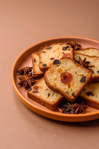 Noel kutlaması için meyveli kek, pasta ve kirazlı tatlı, erik ve kuru üzüm. Tasarımınız için gıda arkaplanı olarak meyveli turta.