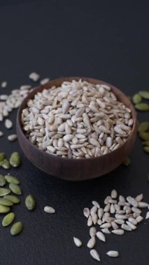 Kabuklu ay çekirdeği çekirdekleri, tuzlanmış, kavrulmuş ya da çiğ, sağlıklı bir bileşendir. Tasarımınız için gıda arka planı olarak ayçiçeği tohumları