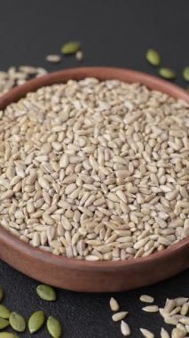 Kabuklu ay çekirdeği çekirdekleri, tuzlanmış, kavrulmuş ya da çiğ, sağlıklı bir bileşendir. Tasarımınız için gıda arka planı olarak ayçiçeği tohumları