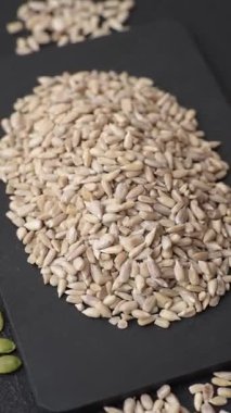 Kabuklu ay çekirdeği çekirdekleri, tuzlanmış, kavrulmuş ya da çiğ, sağlıklı bir bileşendir. Tasarımınız için gıda arka planı olarak ayçiçeği tohumları