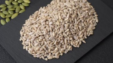 Kabuklu ay çekirdeği çekirdekleri, tuzlanmış, kavrulmuş ya da çiğ, sağlıklı bir bileşendir. Tasarımınız için gıda arka planı olarak ayçiçeği tohumları