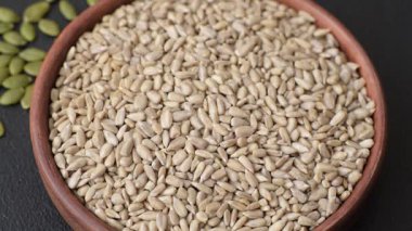 Kabuklu ay çekirdeği çekirdekleri, tuzlanmış, kavrulmuş ya da çiğ, sağlıklı bir bileşendir. Tasarımınız için gıda arka planı olarak ayçiçeği tohumları