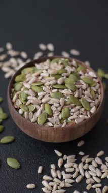 Sağlıklı yiyecekler için kabuklu ayçiçeği, susam, balkabağı ve keten tohumu çekirdekleri. Tasarımınız için gıda arka planı olarak tohumlar ve tahıllar.