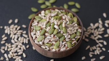 Sağlıklı yiyecekler için kabuklu ayçiçeği, susam, balkabağı ve keten tohumu çekirdekleri. Tasarımınız için gıda arka planı olarak tohumlar ve tahıllar.