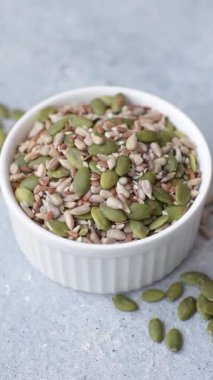 Sağlıklı yiyecekler için kabuklu ayçiçeği, susam, balkabağı ve keten tohumu çekirdekleri. Tasarımınız için gıda arka planı olarak tohumlar ve tahıllar.