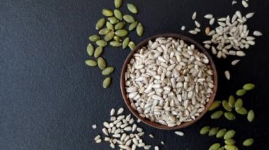 Kabuklu ay çekirdeği çekirdekleri, tuzlanmış, kavrulmuş ya da çiğ, sağlıklı bir bileşendir. Tasarımınız için gıda arka planı olarak ayçiçeği tohumları