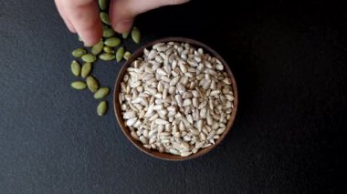 Kabuklu ay çekirdeği çekirdekleri, tuzlanmış, kavrulmuş ya da çiğ, sağlıklı bir bileşendir. Tasarımınız için gıda arka planı olarak ayçiçeği tohumları