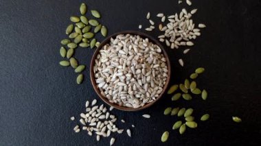 Kabuklu ay çekirdeği çekirdekleri, tuzlanmış, kavrulmuş ya da çiğ, sağlıklı bir bileşendir. Tasarımınız için gıda arka planı olarak ayçiçeği tohumları