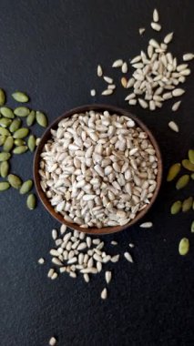 Kabuklu ay çekirdeği çekirdekleri, tuzlanmış, kavrulmuş ya da çiğ, sağlıklı bir bileşendir. Tasarımınız için gıda arka planı olarak ayçiçeği tohumları