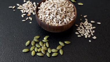 Kabuklu ay çekirdeği çekirdekleri, tuzlanmış, kavrulmuş ya da çiğ, sağlıklı bir bileşendir. Tasarımınız için gıda arka planı olarak ayçiçeği tohumları