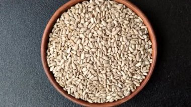 Kabuklu ay çekirdeği çekirdekleri, tuzlanmış, kavrulmuş ya da çiğ, sağlıklı bir bileşendir. Tasarımınız için gıda arka planı olarak ayçiçeği tohumları