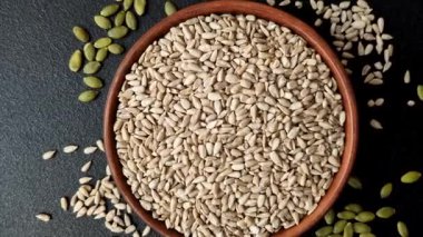 Kabuklu ay çekirdeği çekirdekleri, tuzlanmış, kavrulmuş ya da çiğ, sağlıklı bir bileşendir. Tasarımınız için gıda arka planı olarak ayçiçeği tohumları