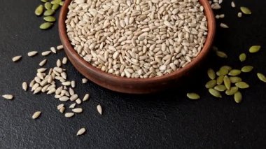 Kabuklu ay çekirdeği çekirdekleri, tuzlanmış, kavrulmuş ya da çiğ, sağlıklı bir bileşendir. Tasarımınız için gıda arka planı olarak ayçiçeği tohumları