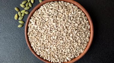 Kabuklu ay çekirdeği çekirdekleri, tuzlanmış, kavrulmuş ya da çiğ, sağlıklı bir bileşendir. Tasarımınız için gıda arka planı olarak ayçiçeği tohumları